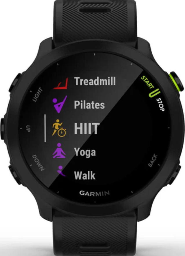 Smartwatch nero mostra opzioni allenamento: tapis roulant, pilates, yoga.