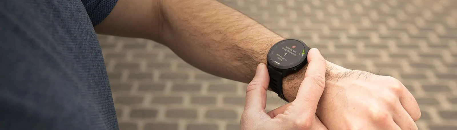 Uomo con smartwatch nero al braccio, che mostra un conto alla rovescia di emergenza.