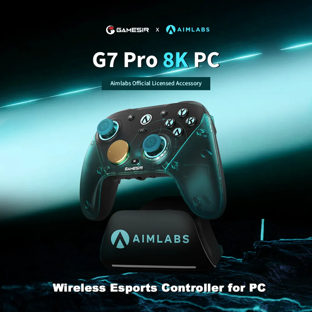 Ein transparenter Gamecontroller mit blauen Akzenten auf einem Ständer mit AIMLABS-Logo.
