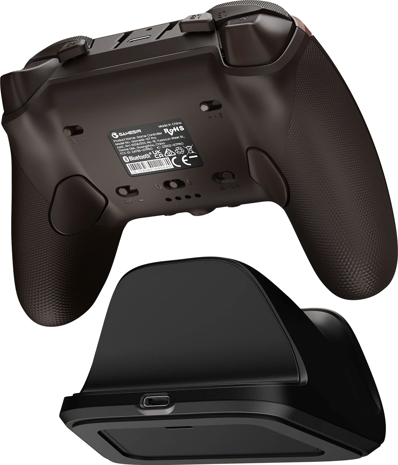 Un controller di gioco nero con la sua base di ricarica, su sfondo nero.