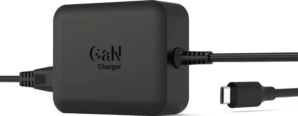 Caricatore GaN nero con due cavi USB-C, uno collegato, uno libero.