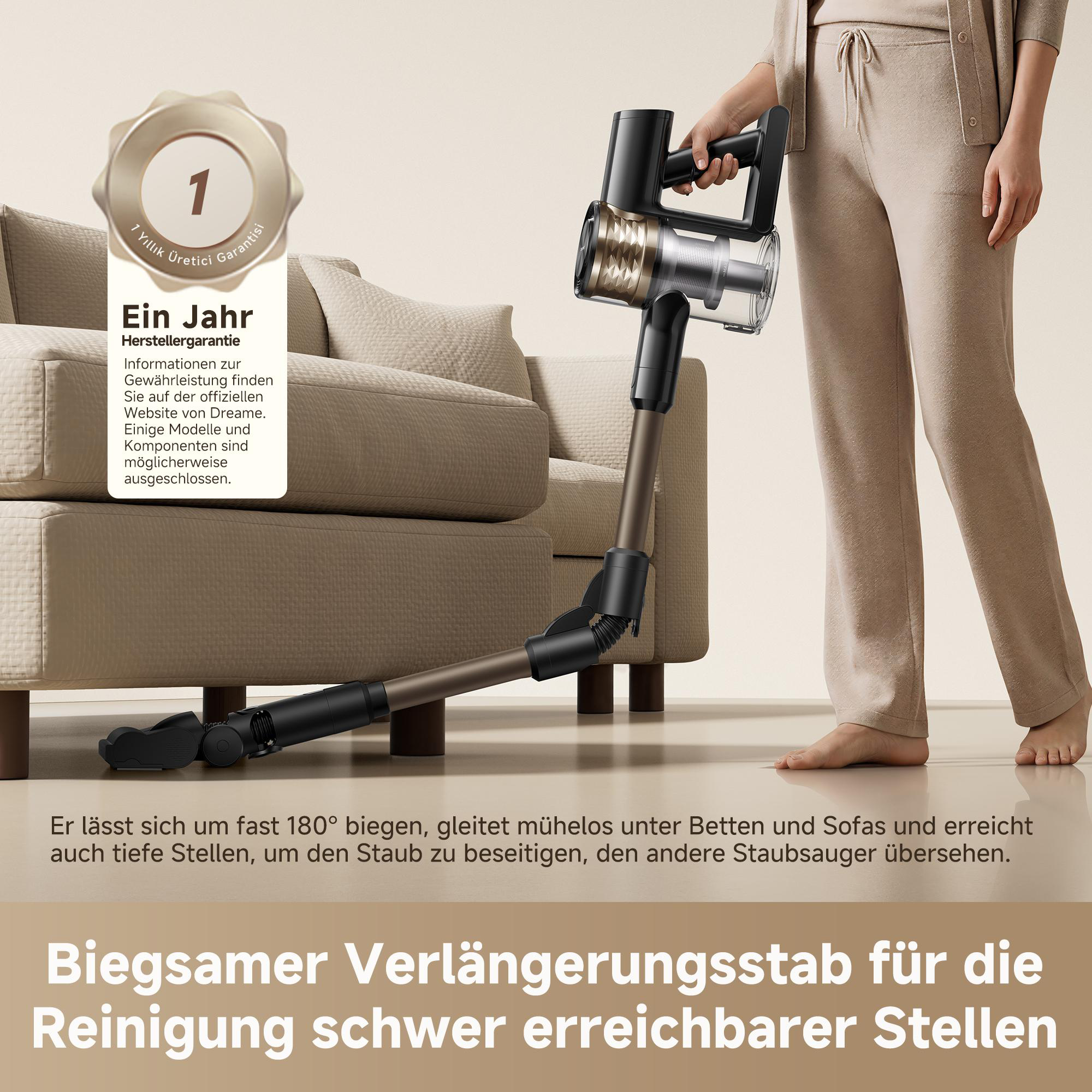 Eine Person hält einen biegsamen Staubsauger, der unter ein Sofa reicht.