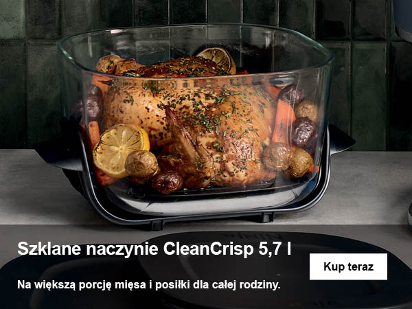 Pieczony kurczak z ziemniakami i plasterkami cytryny w szklanym naczyniu.