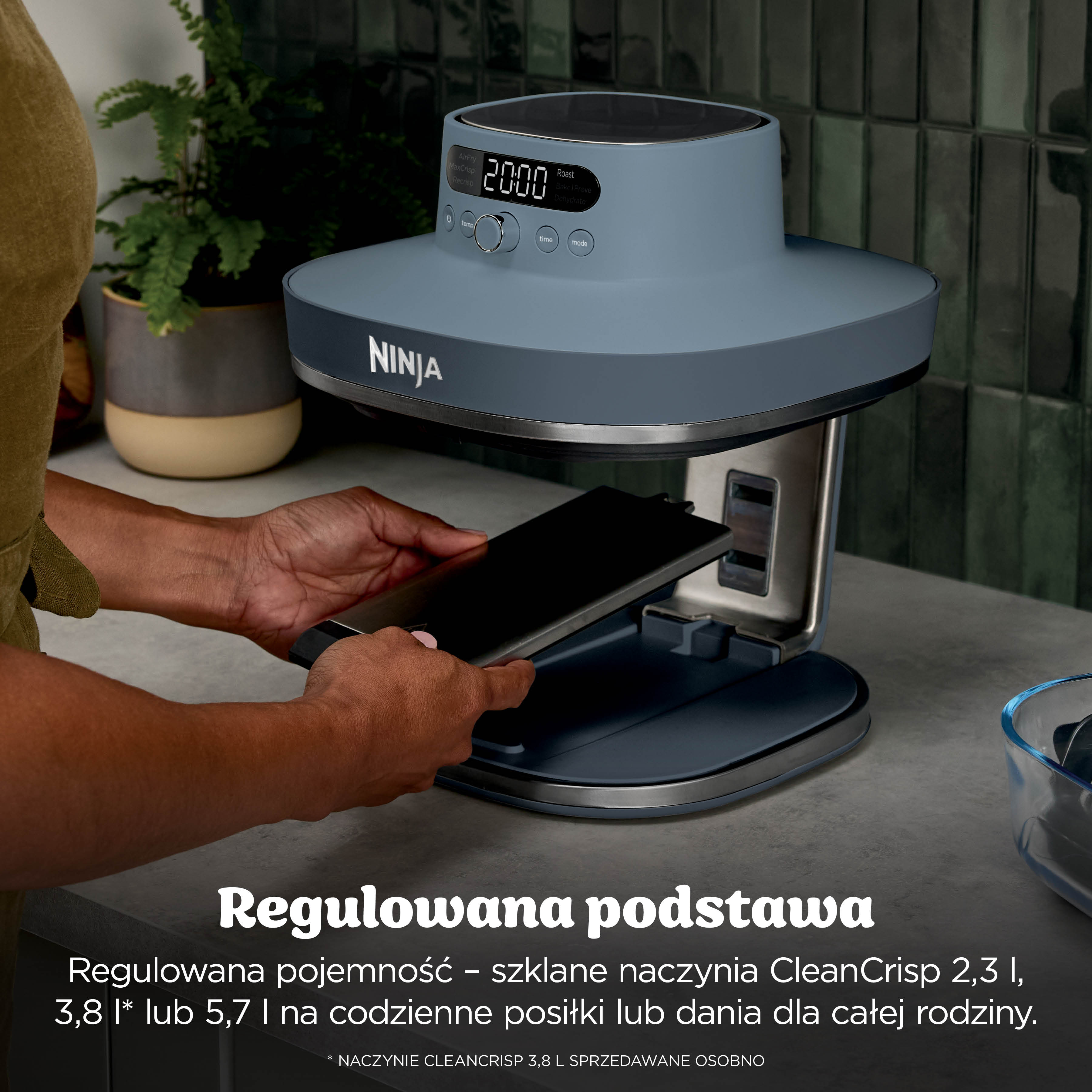 Osoba używa szarej frytkownicy beztłuszczowej Ninja z cyfrowym wyświetlaczem.