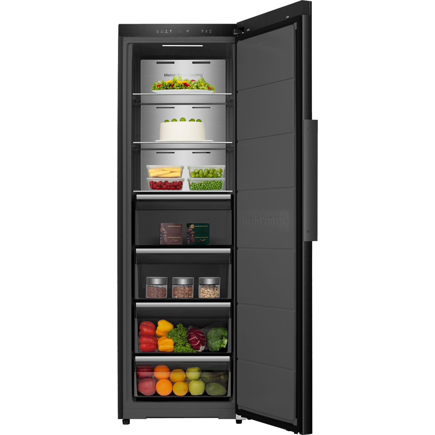 Een open zwarte koelkast gevuld met voedsel, waaronder salade, taart, fruit en groenten.
