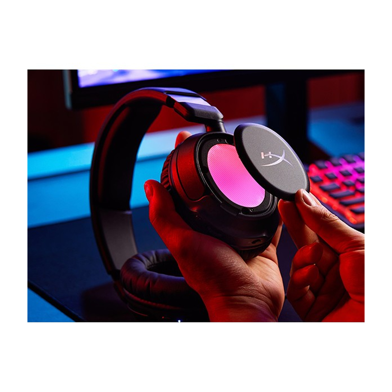 Persona che tiene cuffie con padiglione illuminato rosa e logo