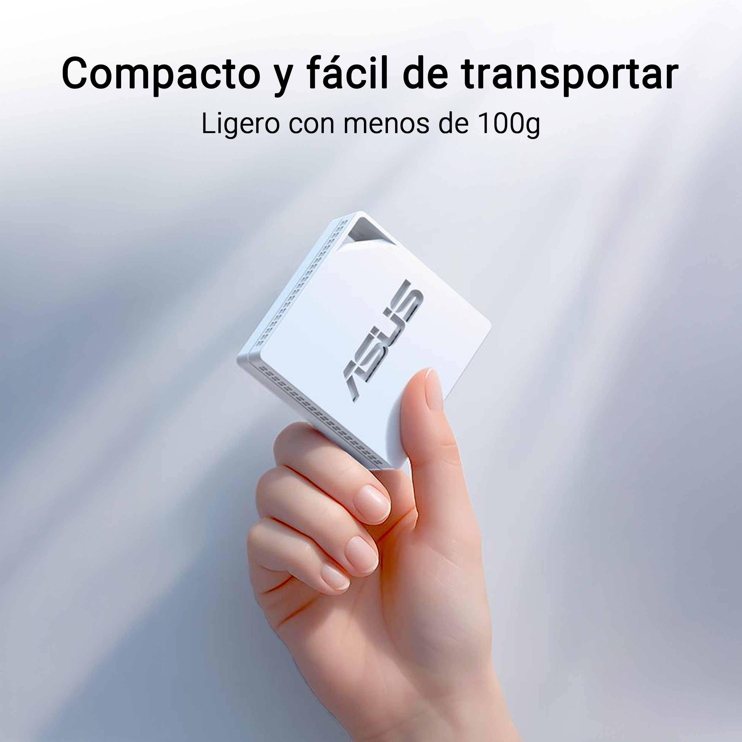 Una mano sostiene un pequeño dispositivo blanco de ASUS con su logo.