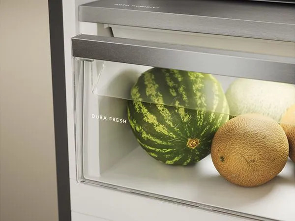 Arbuz i melony w szufladzie lodówki.
