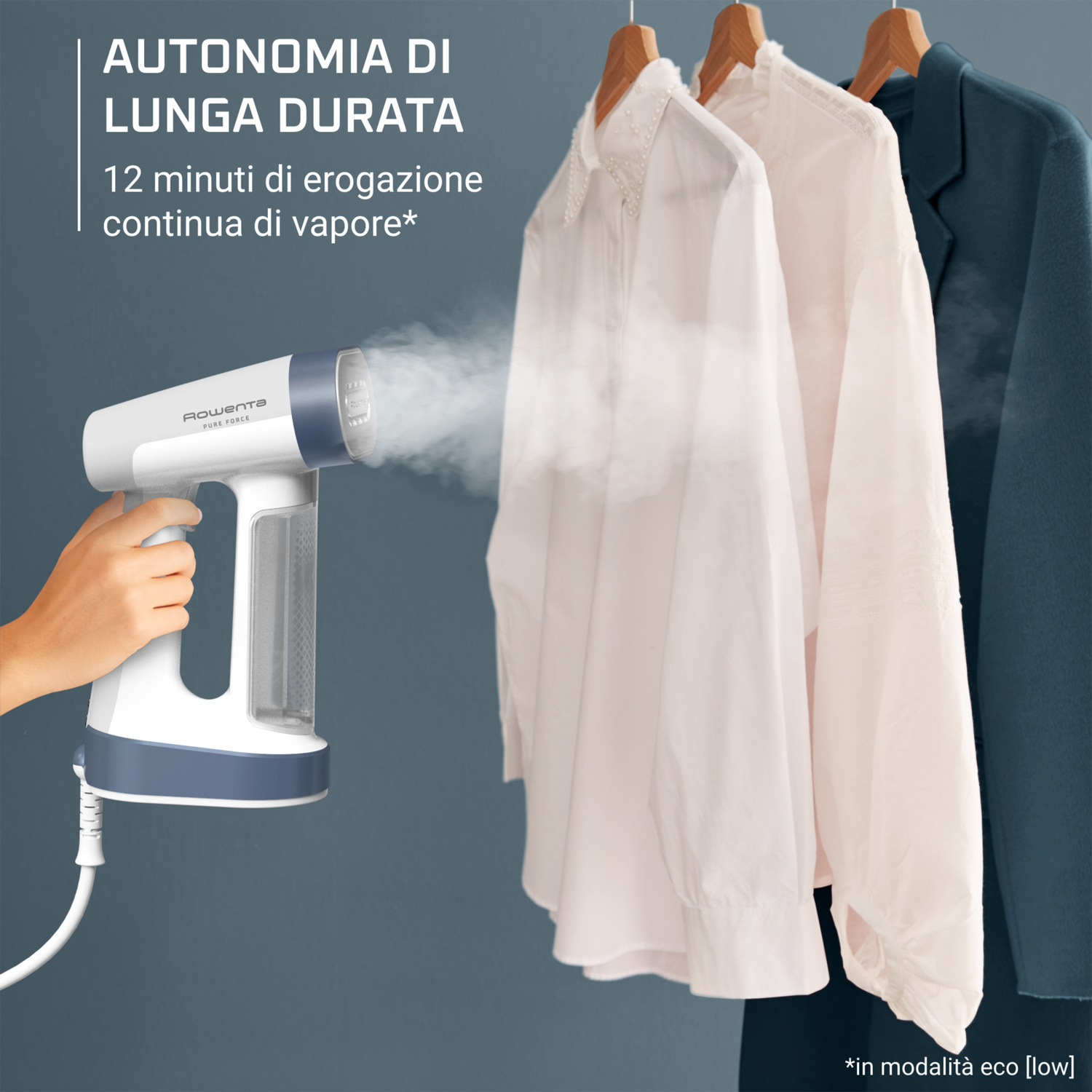 Ferro da stiro a mano spruzza vapore su camicie bianche e un blazer blu.