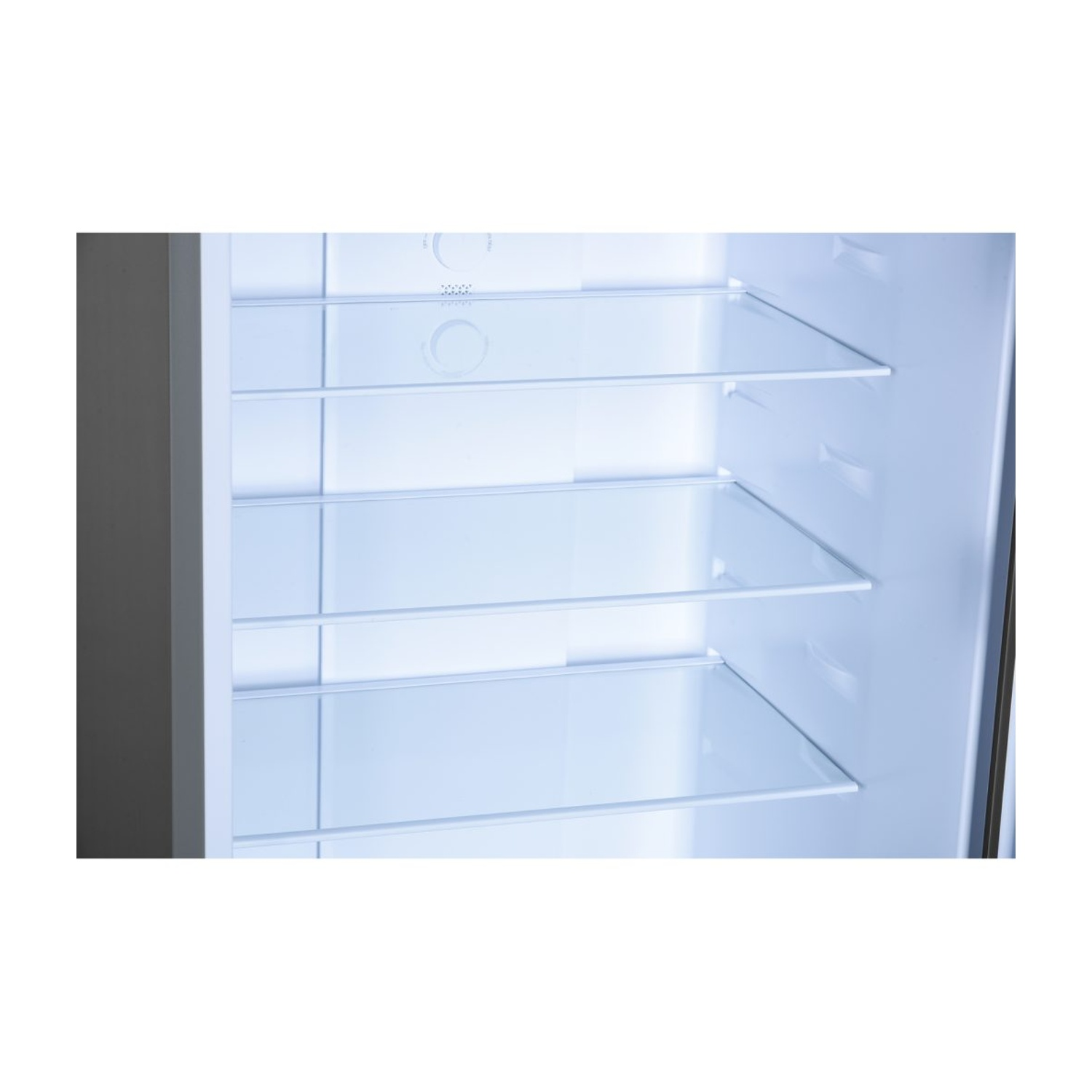 Interno vuoto del frigorifero con quattro ripiani in vetro e illuminazione blu.