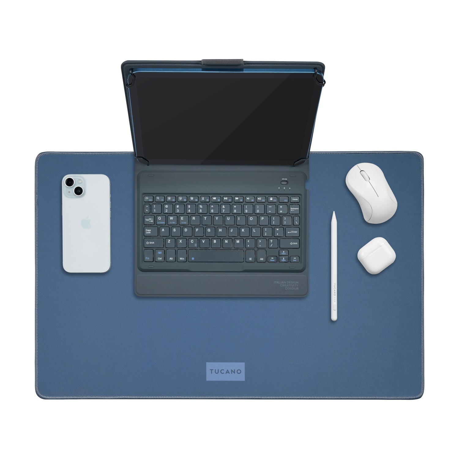 Un tappetino blu con iPhone, tastiera, stilo, mouse e auricolari bianchi.