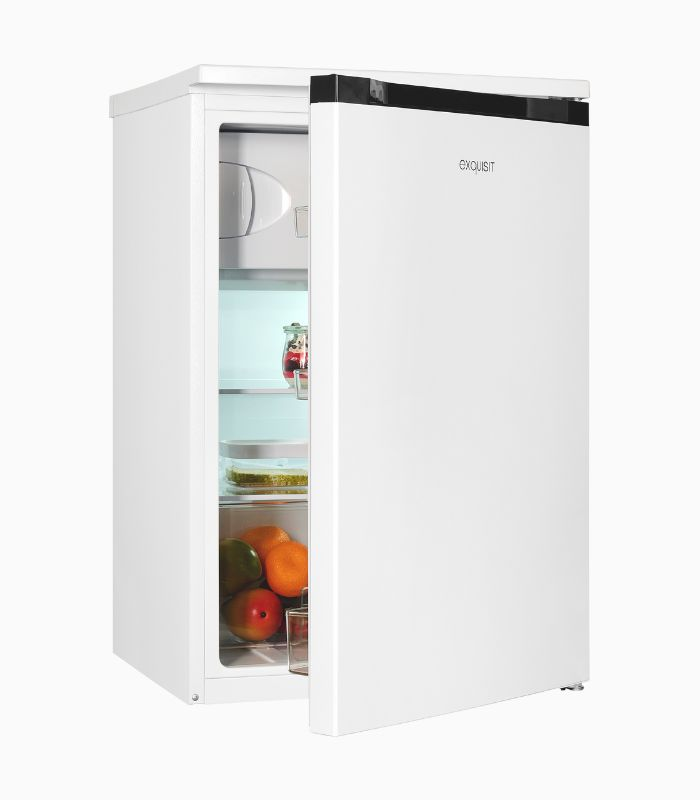 Ein weißer Kühlschrank mit offener Tür, gefüllt mit Obst und Gläsern.