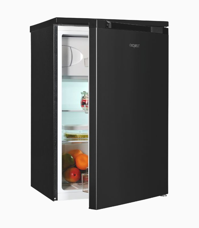Ein schwarzer Kühlschrank mit offener Tür, gefüllt mit Obst und Gläsern.