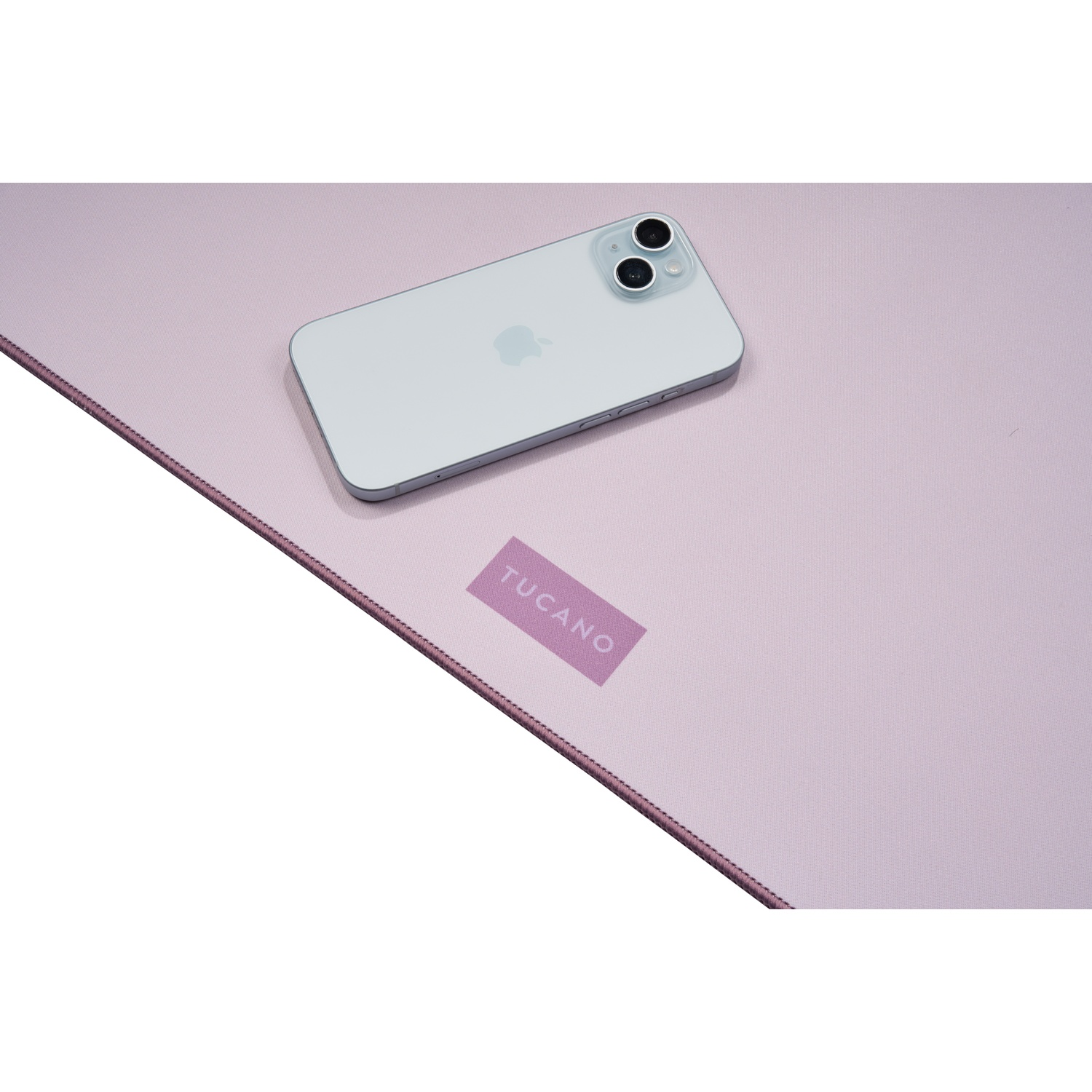 Un iPhone bianco poggia su un tappetino per mouse viola chiaro con logo Tucano.
