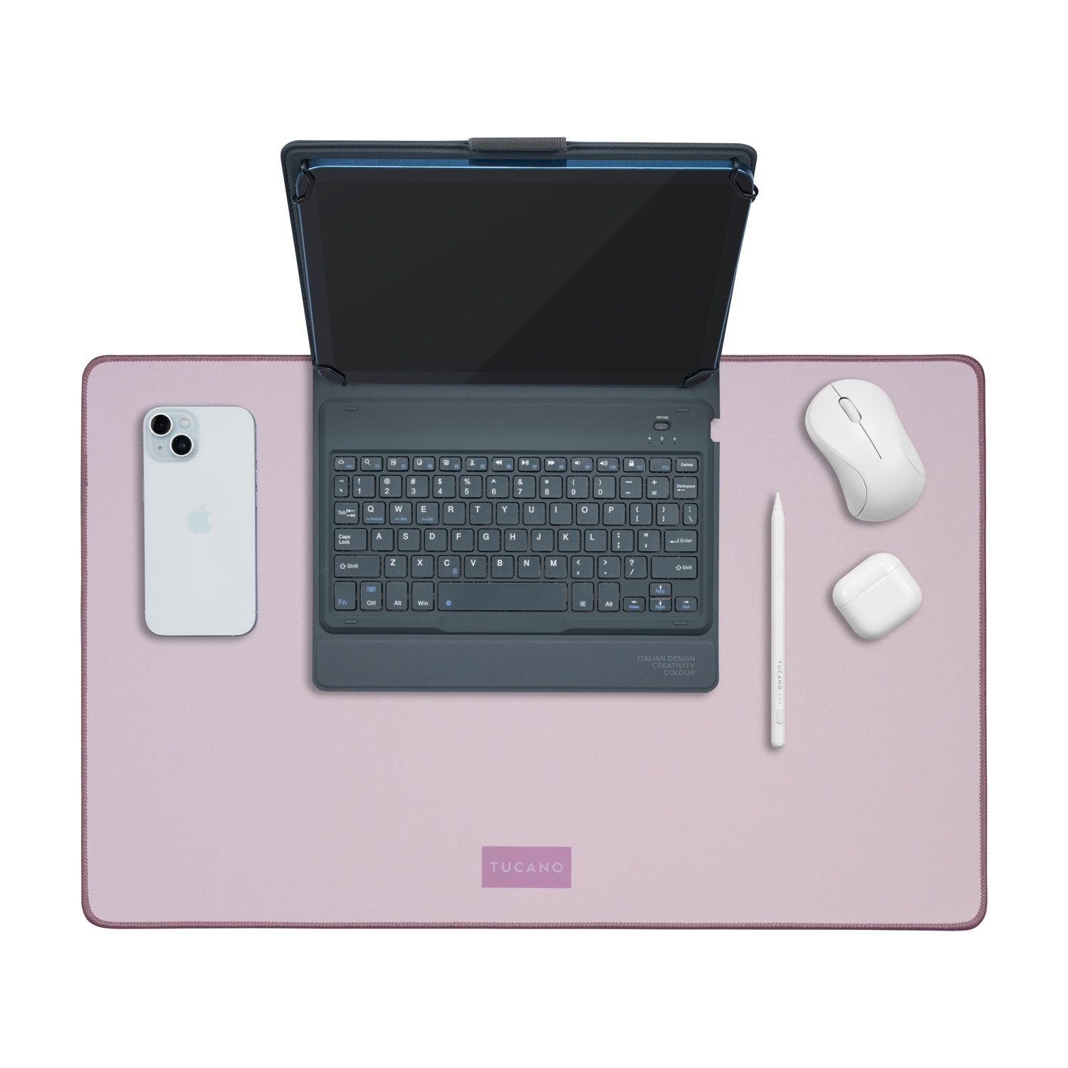 Un tappetino per scrivania viola chiaro con laptop, telefono, mouse, stilo e auricolari.