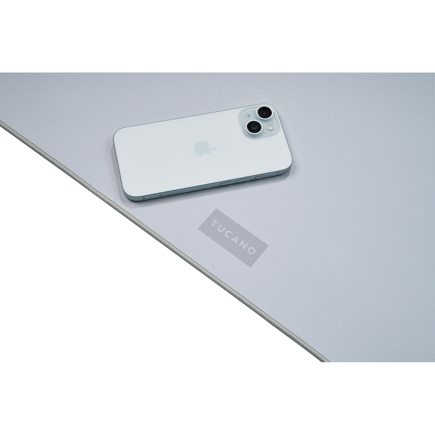 Uno smartphone azzurro riposa su un tappetino grigio con logo Tucano.