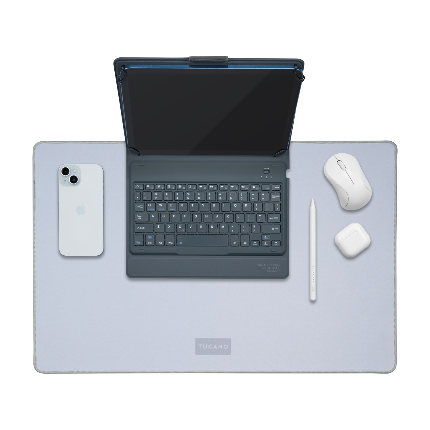 Un tappetino per mouse grigio chiaro con iPhone, custodia tastiera, stilo, AirPods e mouse.