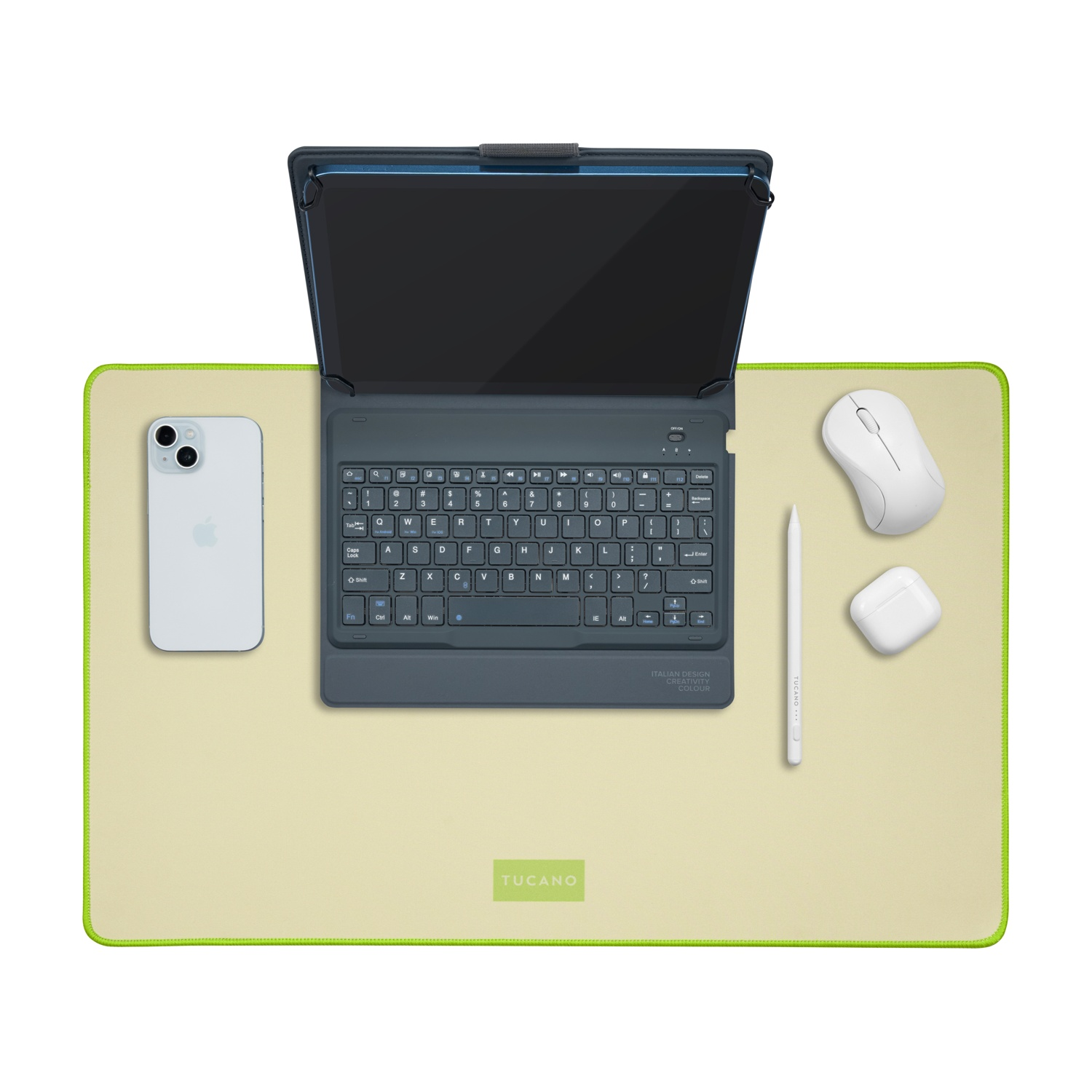 Un iPhone bianco, tastiera con custodia per tablet, stilo, mouse e auricolari su tappetino.