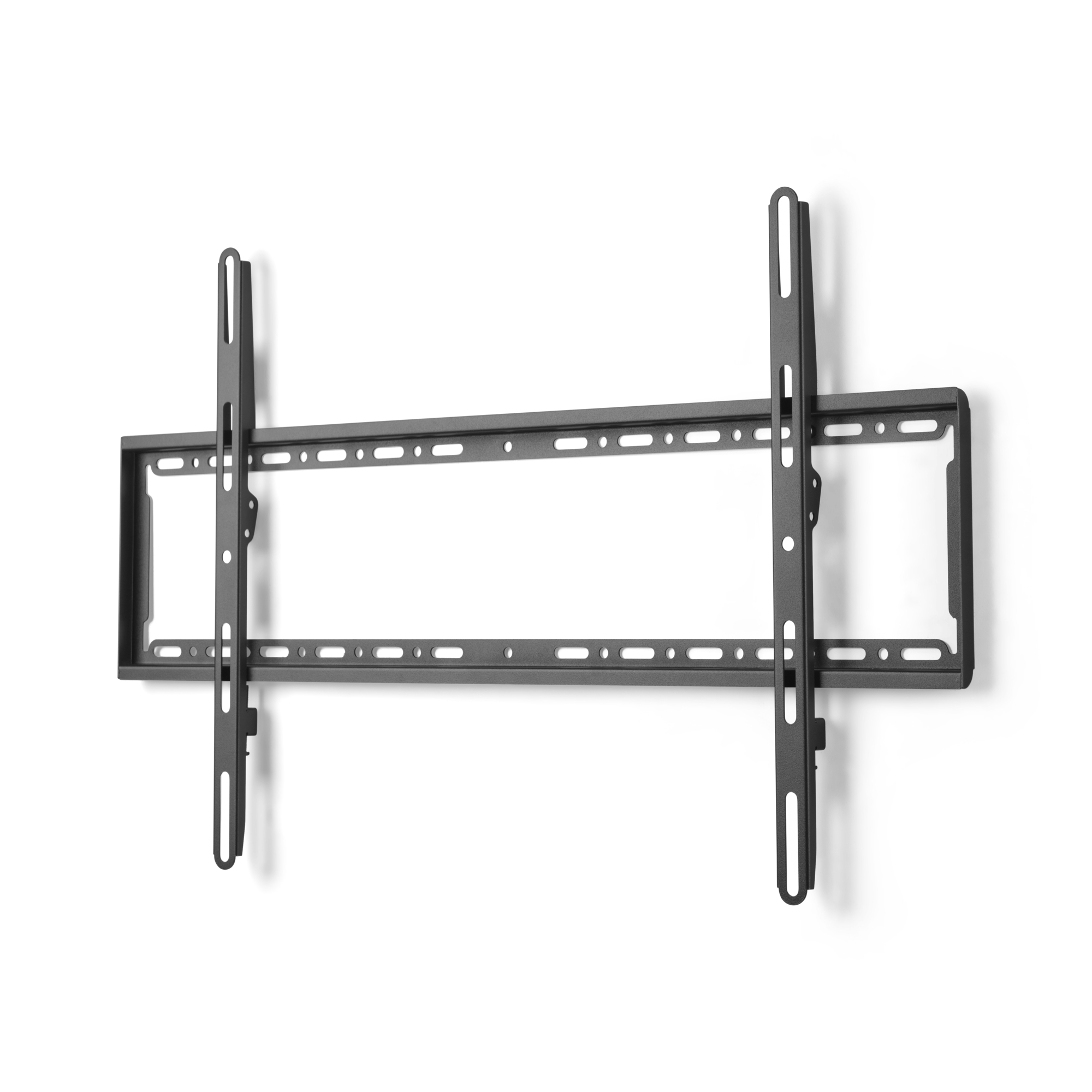 Eine schwarze TV-Wandhalterung mit horizontalen und vertikalen Schlitzen auf weißem Hintergrund.