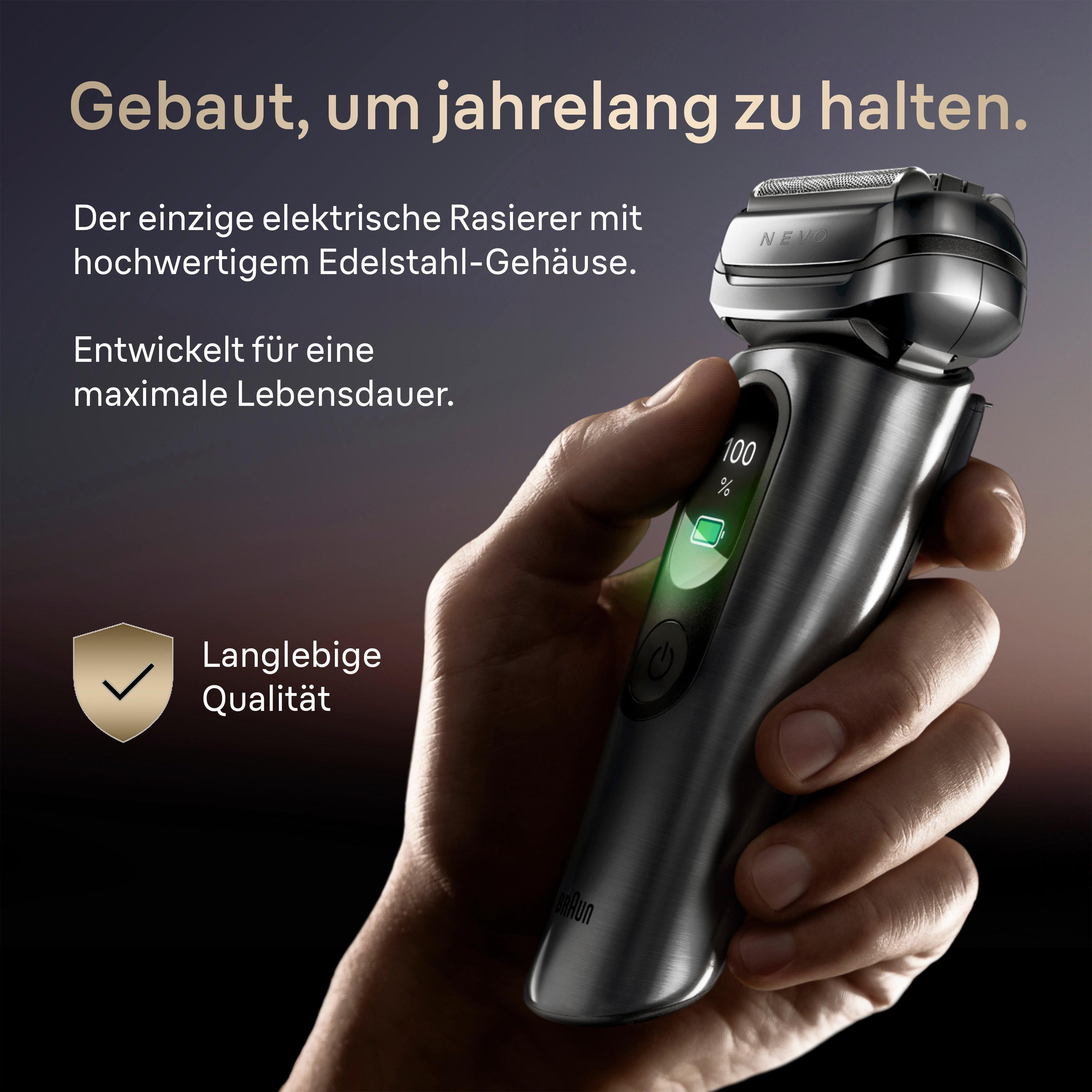 Ein Mann hält einen silbernen Braun Rasierer mit 100% Akku.