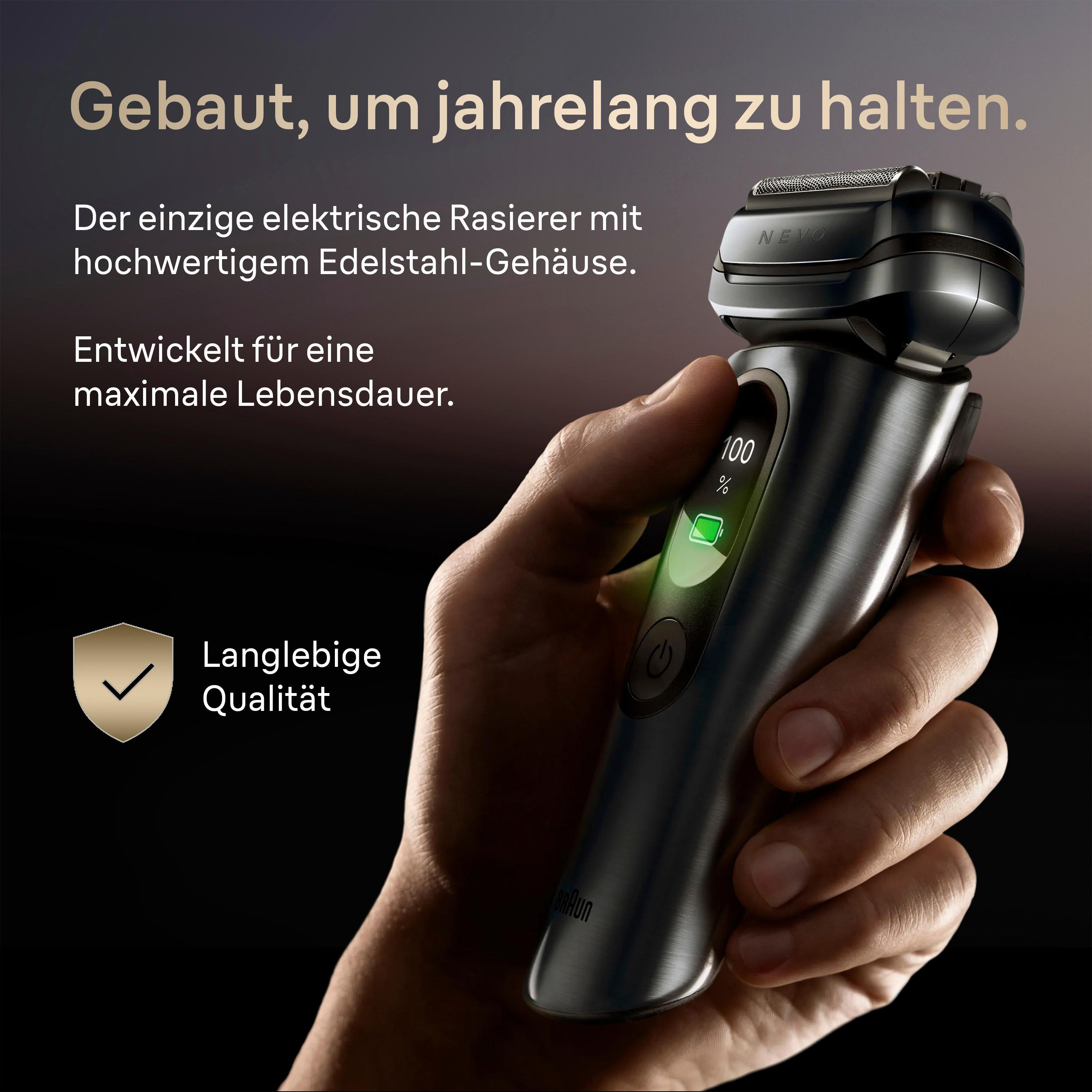 Ein Mann hält einen silbernen Braun Rasierer mit 100% Akku.