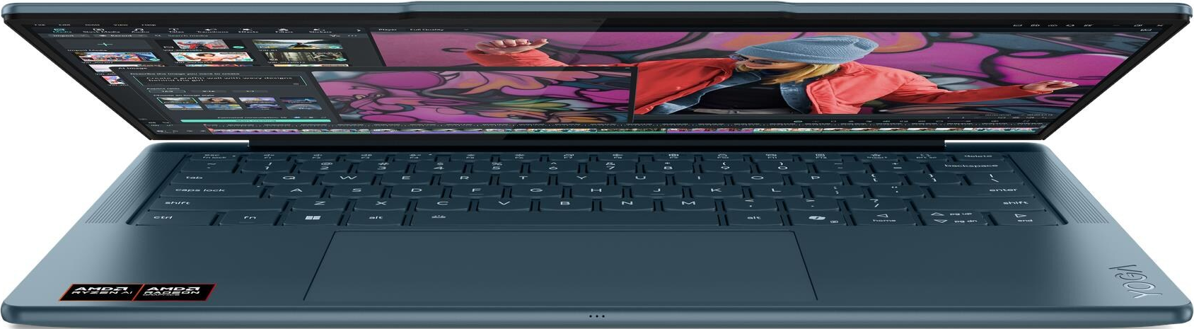 Un ordinateur portable Lenovo Yoga bleu est ouvert, montrant une interface de montage vidéo et une femme à l'écran.
