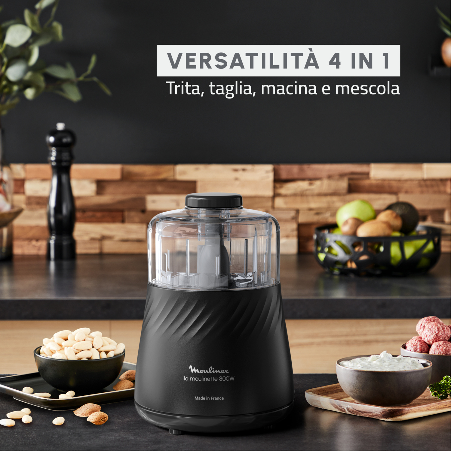 Tritatutto Moulinette 800W nero con ciotole di mandorle, polpette e salsa.