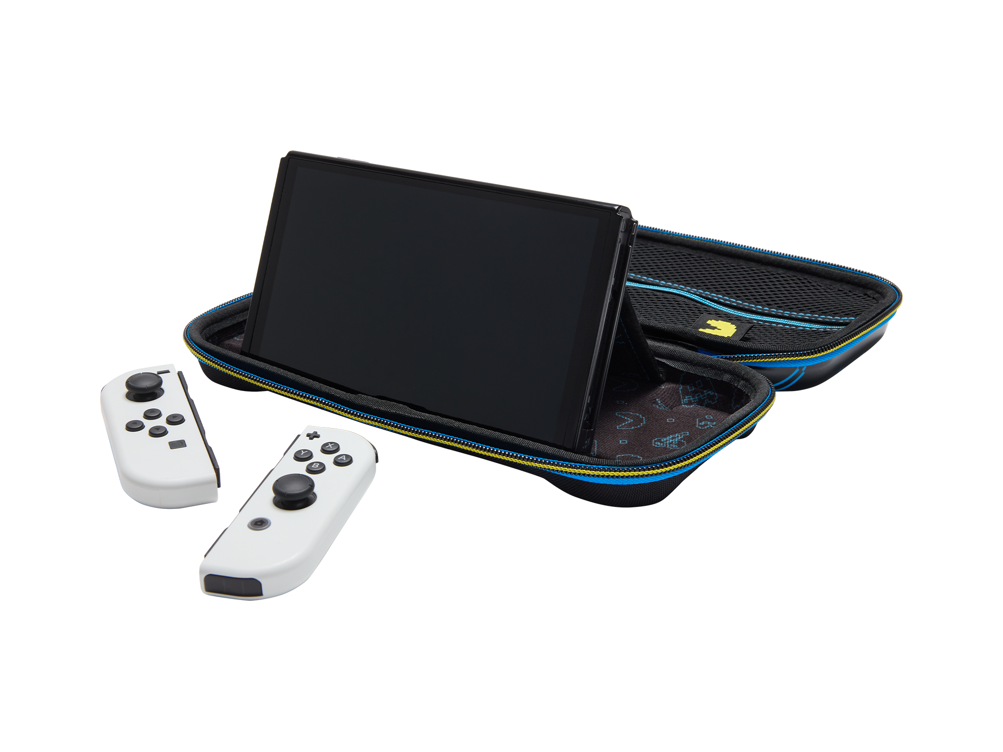 Ein Nintendo Switch mit zwei weißen Joy-Con-Controllern und einer geöffneten schwarzen Tragetasche.