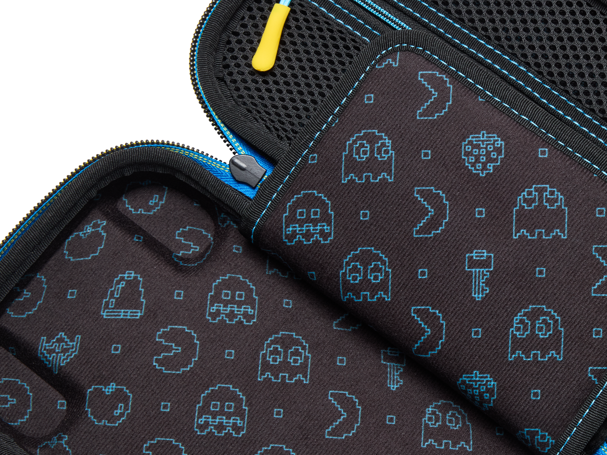 Nahaufnahme einer schwarzen Tasche mit blauem Reißverschluss, mit Pac-Man-Geistermuster.