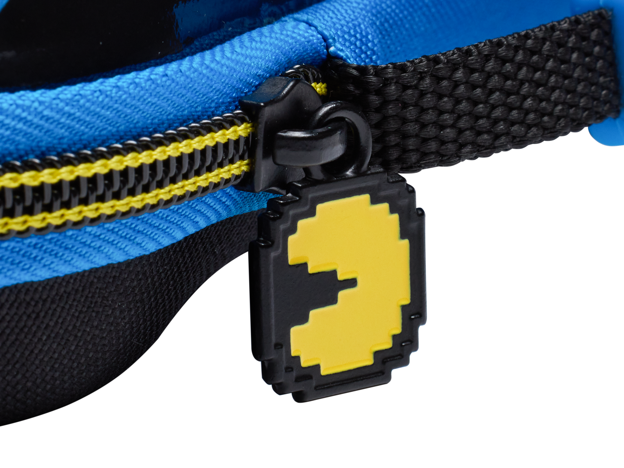 Nahaufnahme eines blauen Taschenreißverschlusses mit gelb-schwarzem Streifen und Pac-Man-Anhänger.