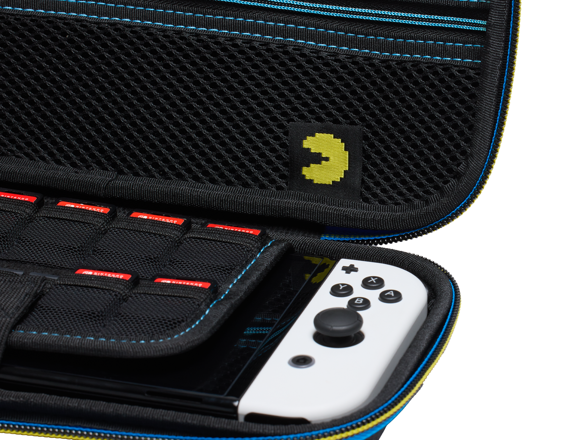 Eine Nintendo Switch mit Joy-Con in einer schwarzen Tasche mit Pac-Man-Logo.