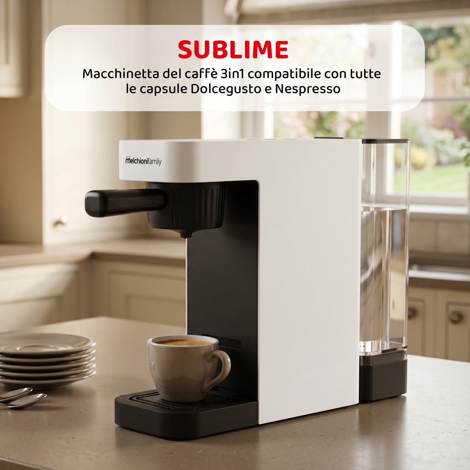 Macchina da caffè bianca e nera con tazza, su un bancone.