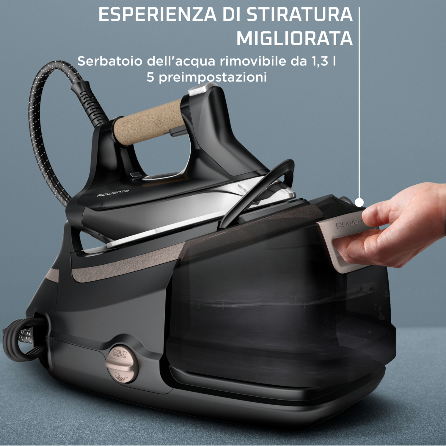 Una mano rimuove il serbatoio dell'acqua di un ferro da stiro a vapore nero.