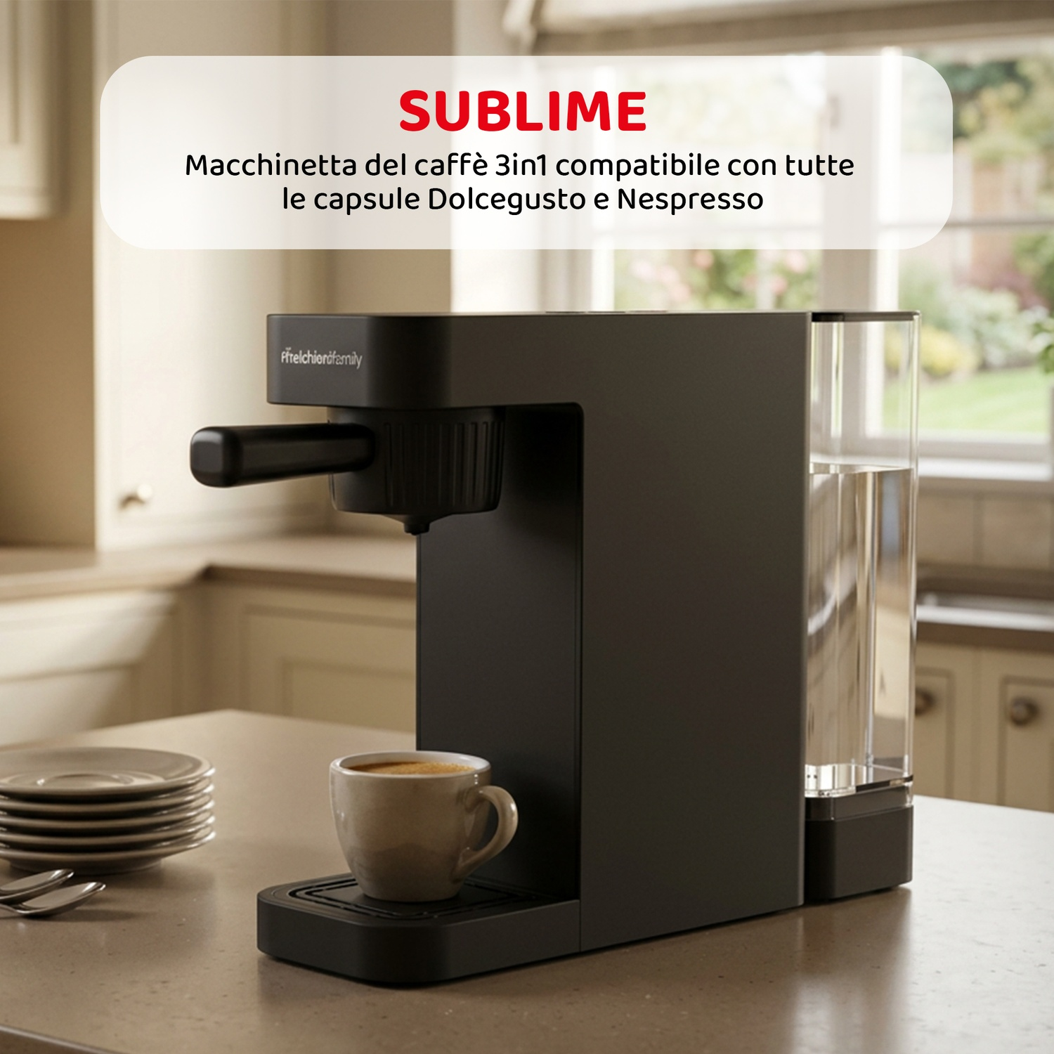 Macchina da caffè nera con tazza e pila di piatti sul bancone.