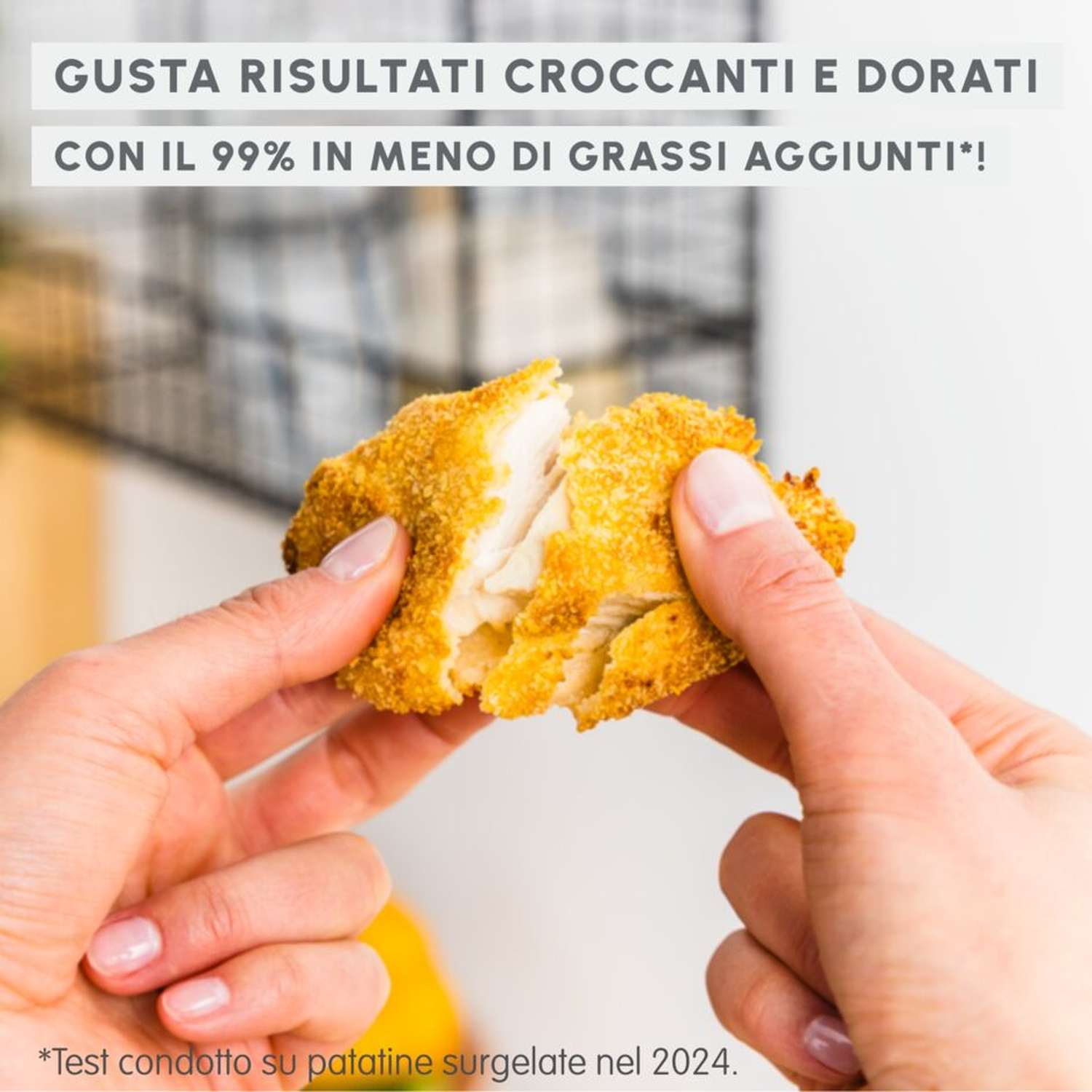 Risultati croccanti e dorati con il 99% in meno di grassi. Mani che tengono cibo fritto.