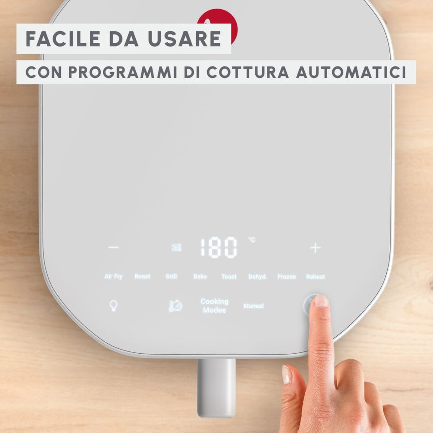 Un dito preme il pulsante di riscaldamento su un apparecchio bianco con display digitale.