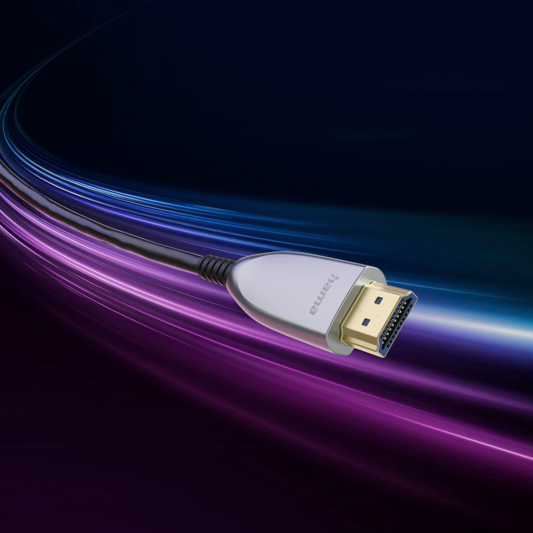 Ein HDMI-Kabel mit goldenem Stecker auf einem farbigen, abstrakten Hintergrund.