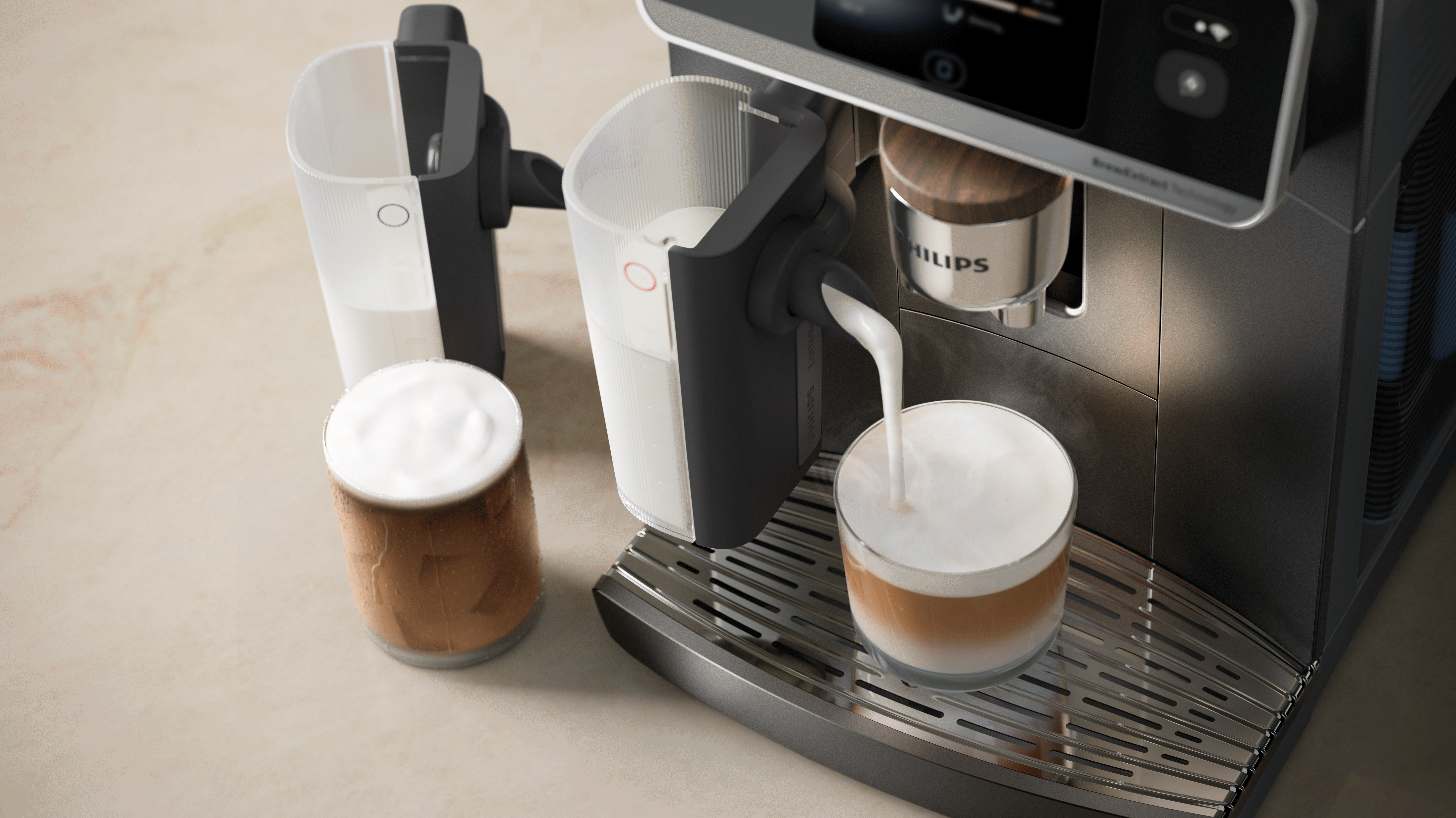 Egy Philips kávéfőző tejet adagol egy üvegbe latte art-tal.