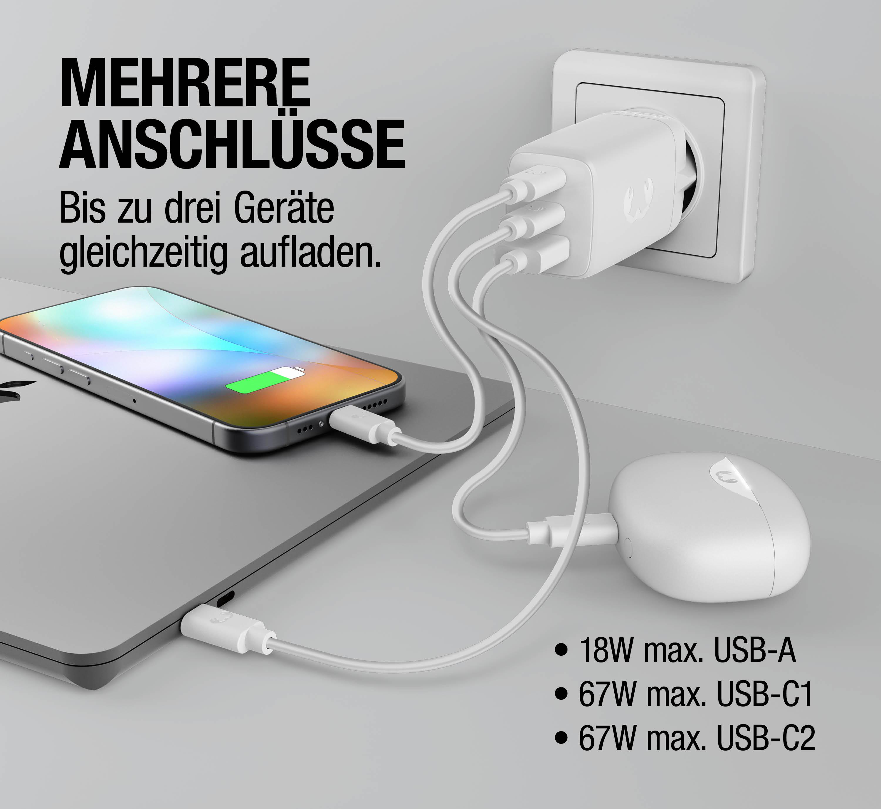 Ein Ladegerät mit drei Anschlüssen lädt ein Smartphone und ein weiteres Gerät.