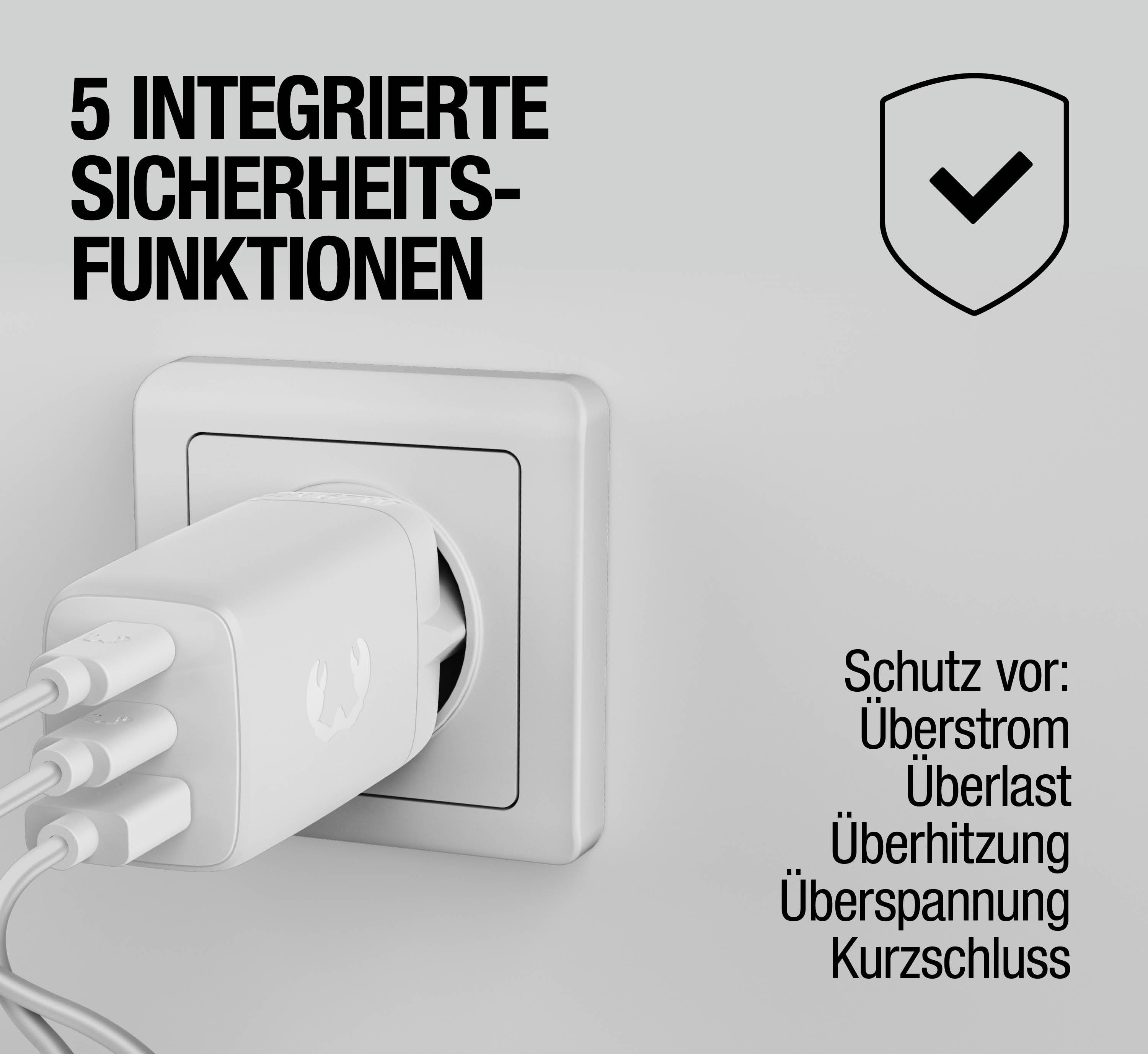 Ein weißer Ladestecker mit 2 Kabeln, eingesteckt in eine weiße Steckdose.