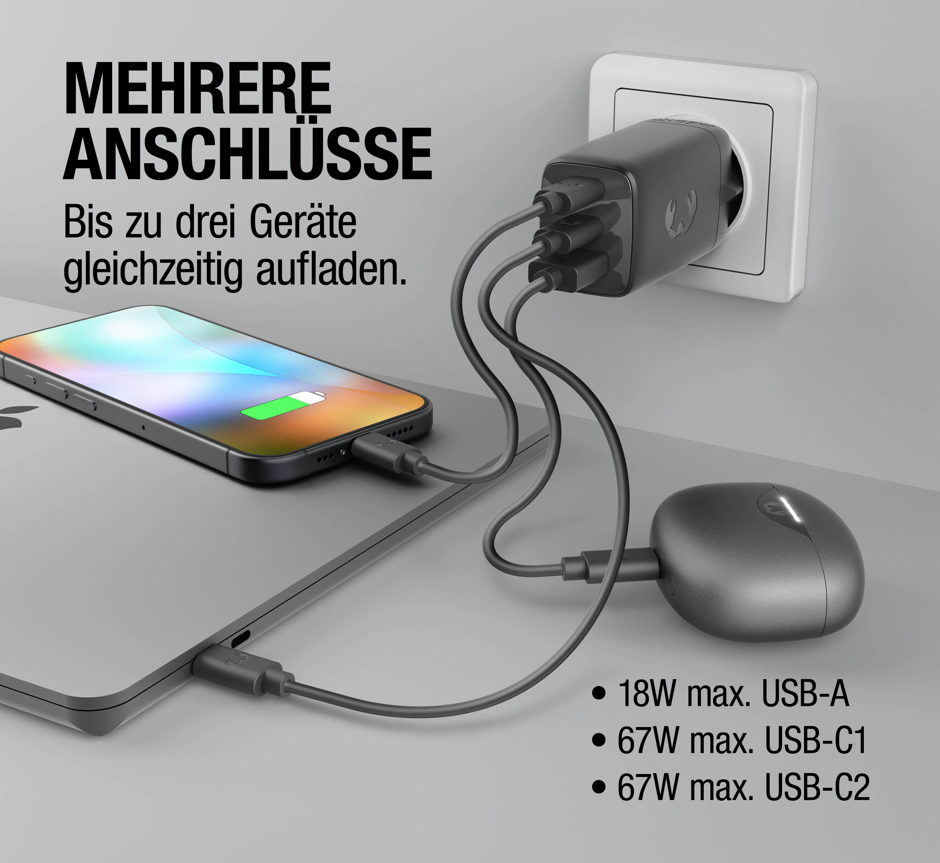 Ein Ladegerät mit drei Anschlüssen lädt ein Smartphone und ein Maus-artiges Gerät auf.