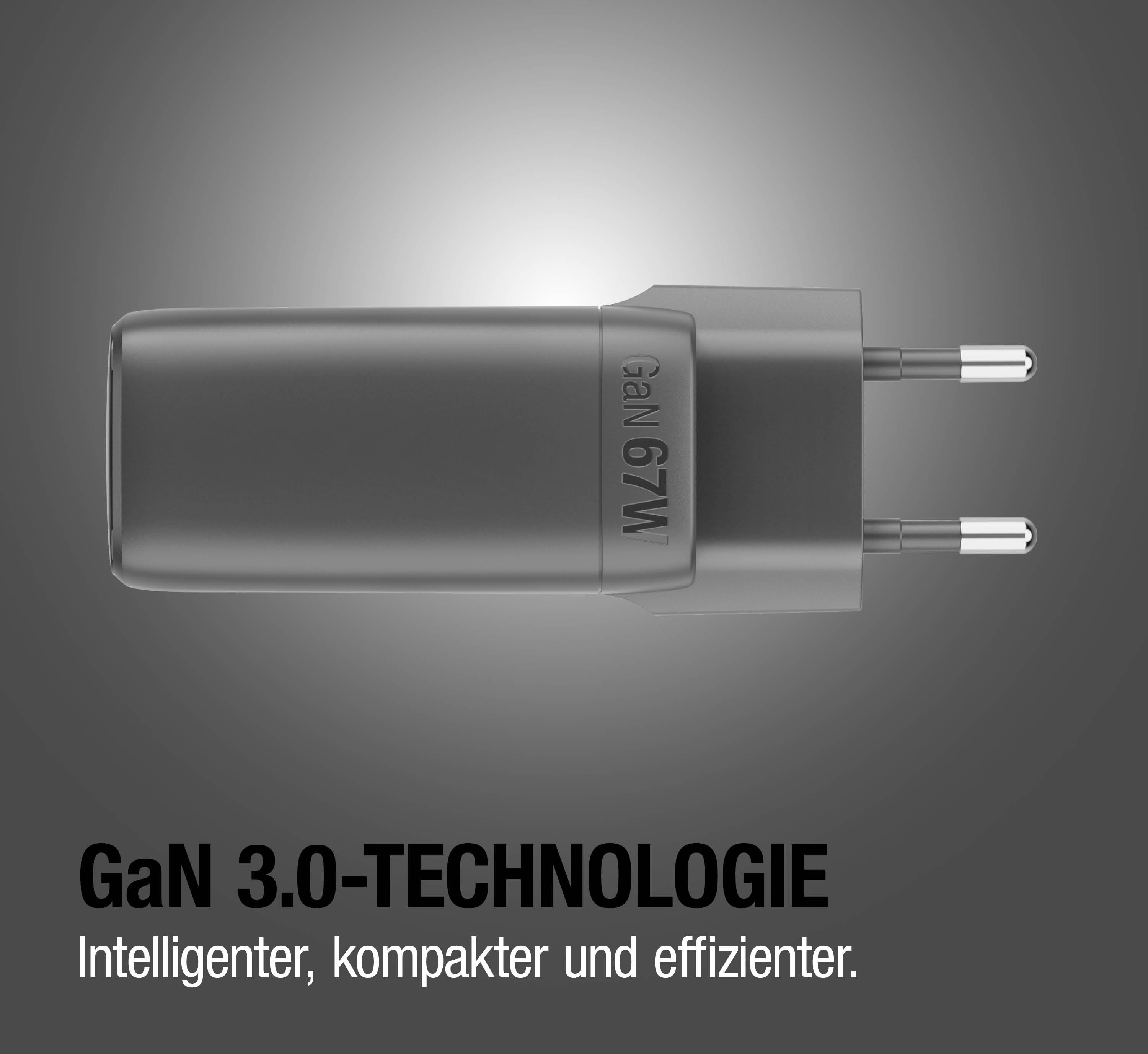 Grauer GaN 67W Ladestecker mit zwei silbernen Metallstiften, auf grauem Hintergrund.