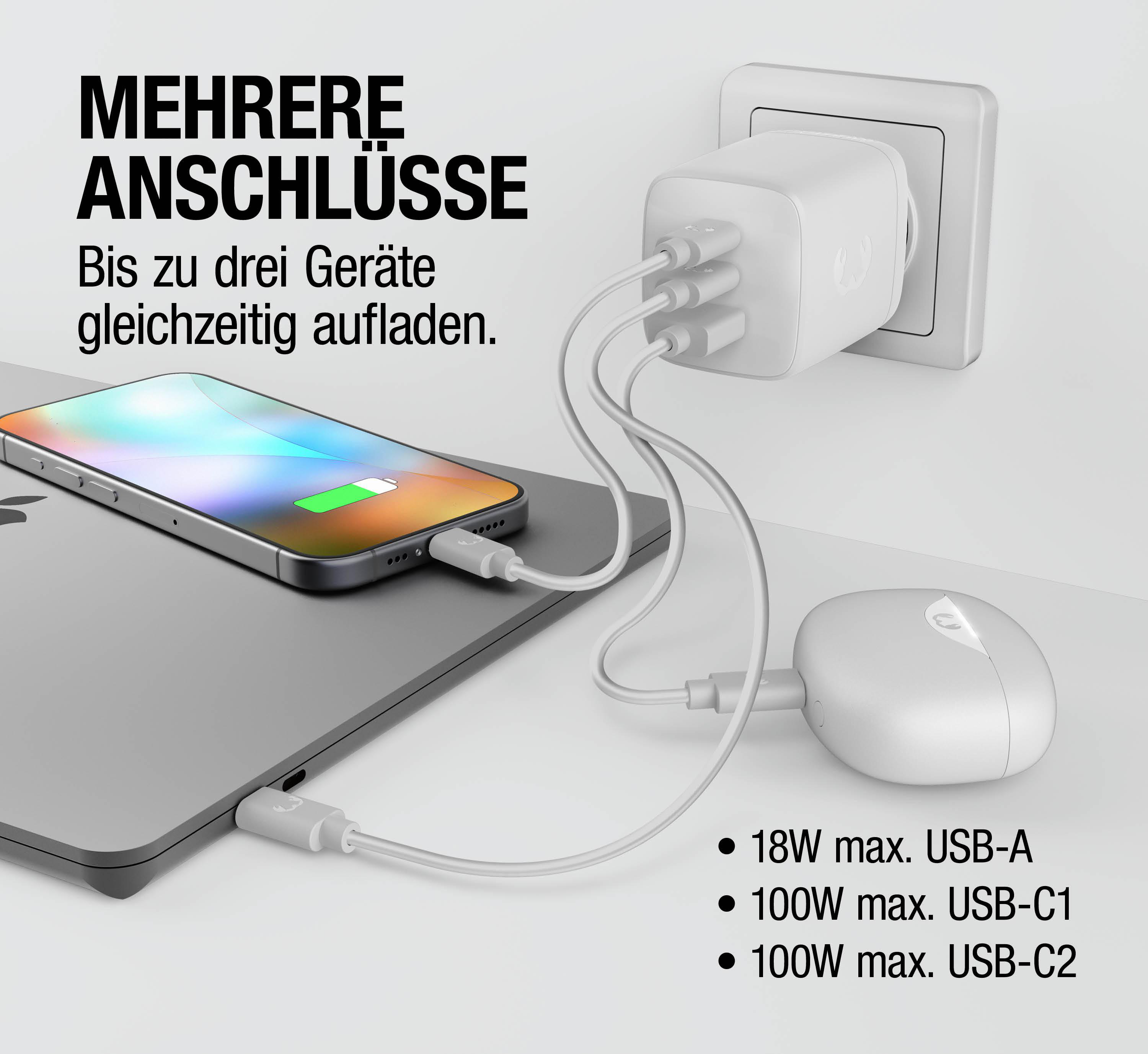 Ein Ladegerät mit drei USB-Anschlüssen lädt ein Smartphone und eine Powerbank.