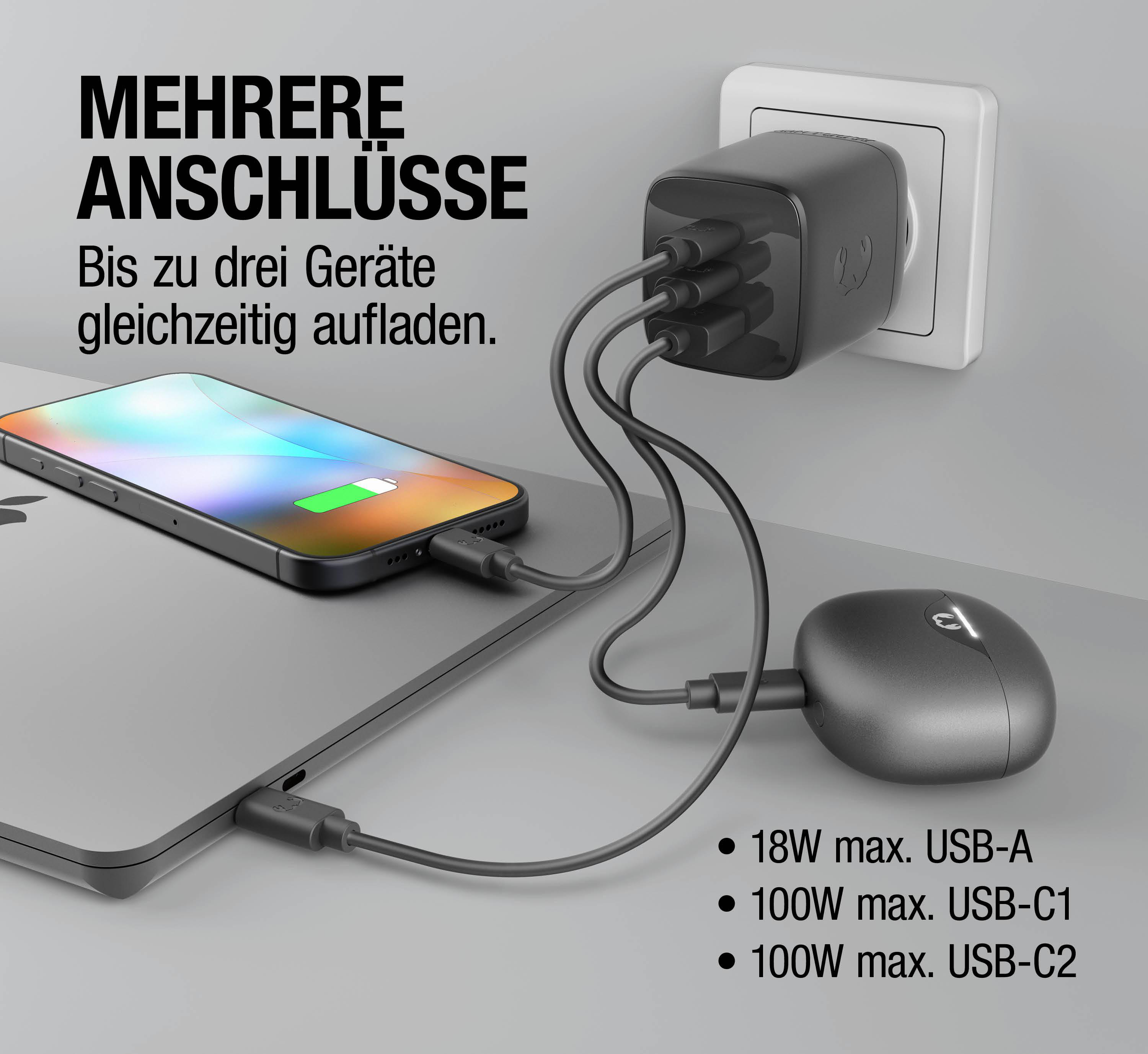Ein Netzteil lädt ein Smartphone und einen Laptop. Es hat 3 Anschlüsse.