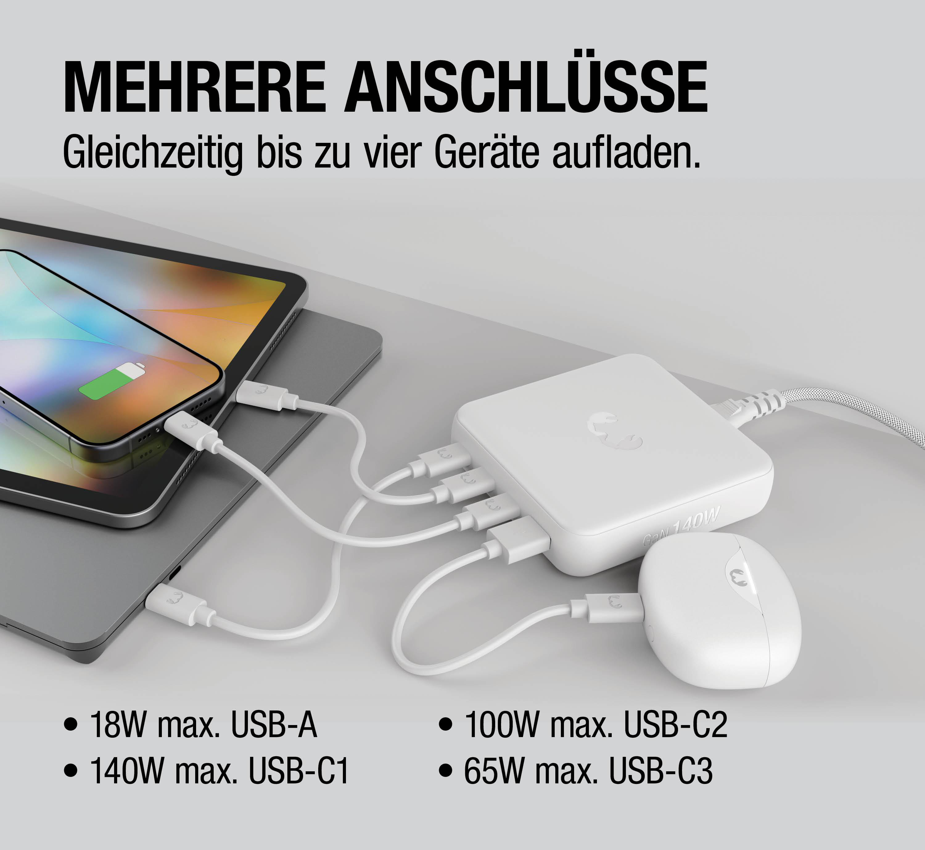Ein weißes Ladegerät lädt ein Handy, ein Tablet und eine Maus auf.