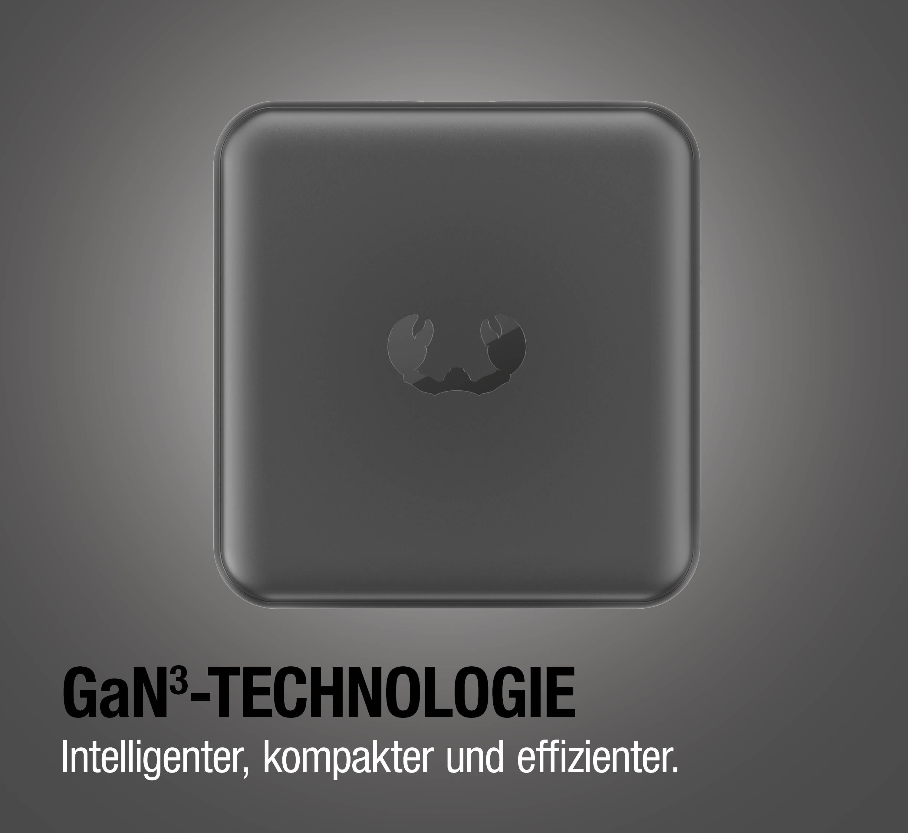 Ein dunkler, rechteckiger Adapter mit abgerundeten Ecken und einem Logo.