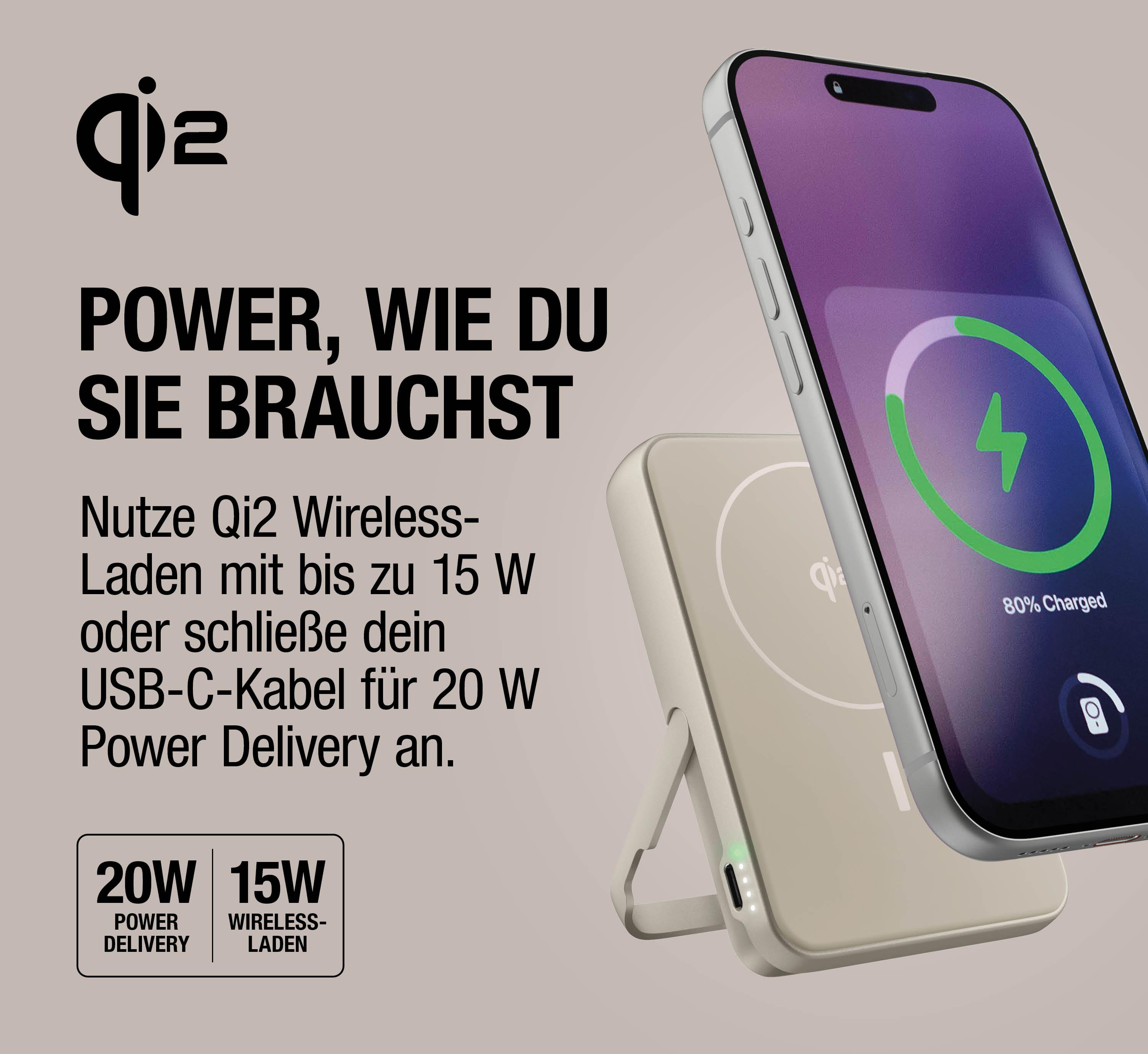 Ein Smartphone wird kabellos geladen, daneben ein Ladegerät mit "20W Power Delivery" und "15W Wireless-Laden".