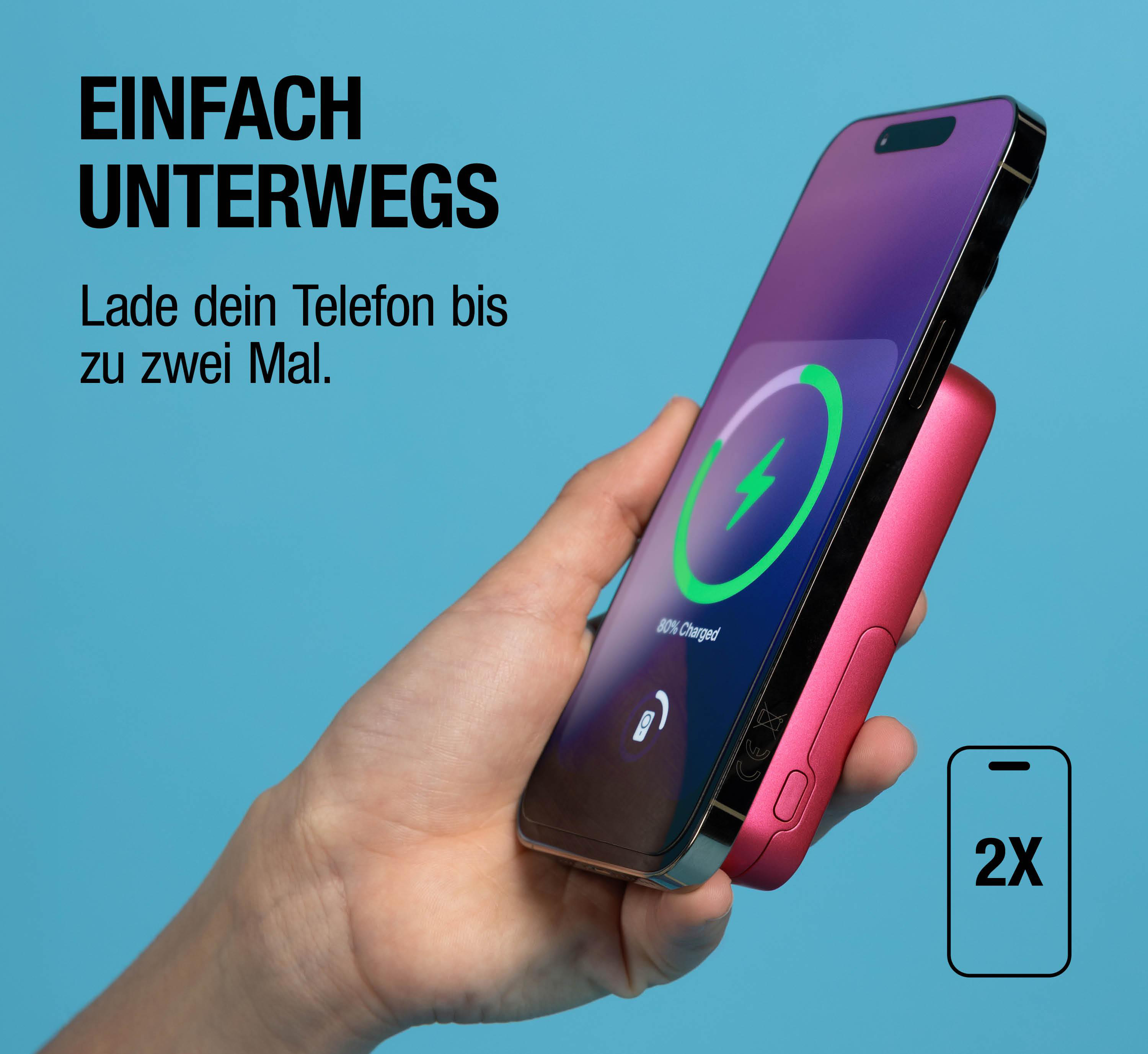 Eine Hand hält ein Handy, das an einer Powerbank lädt. Der Bildschirm zeigt 80% Ladung.