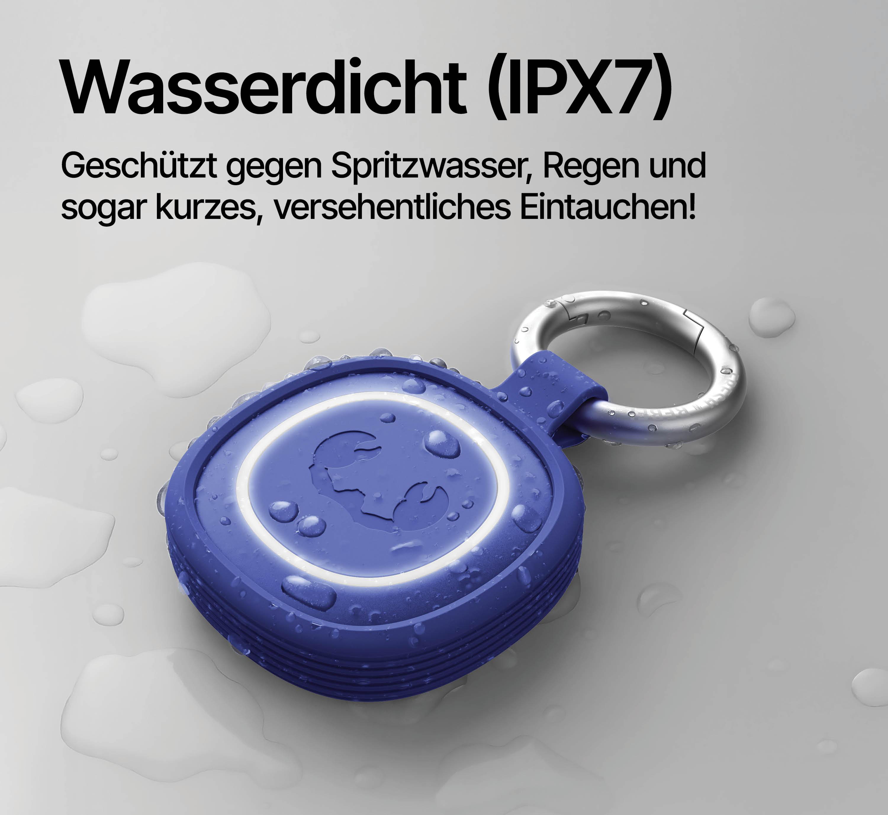 Blauer, wasserdichter Lautsprecher mit Schlüsselring, bedeckt mit Wassertropfen.