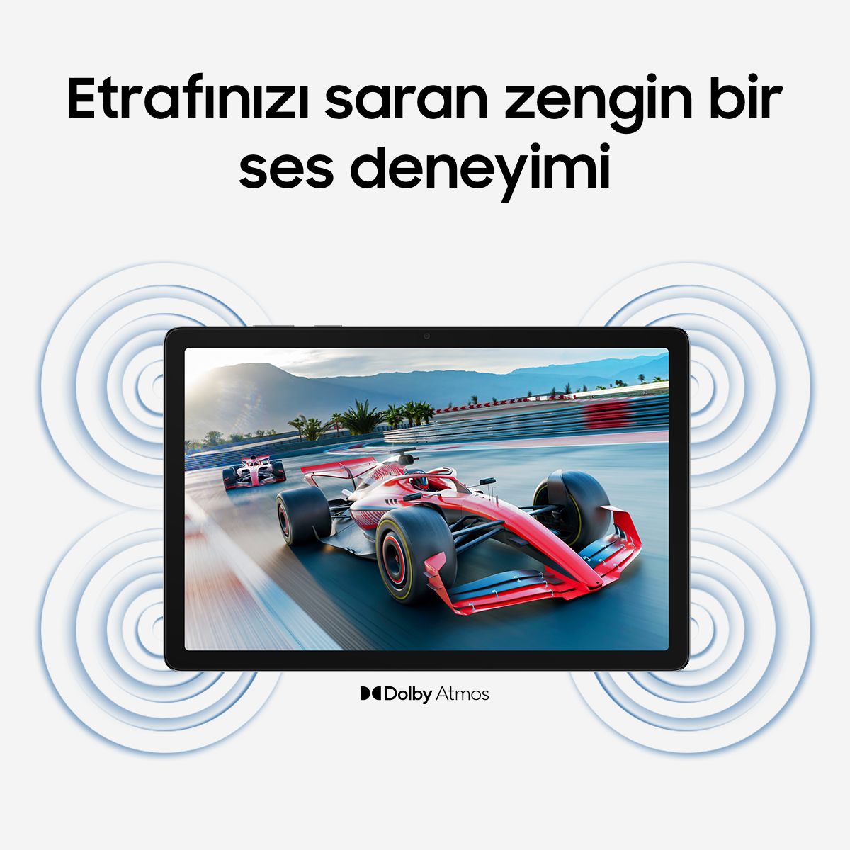Tablet, pistte kırmızı ve beyaz arabaların olduğu bir araba yarışı gösteriyor.